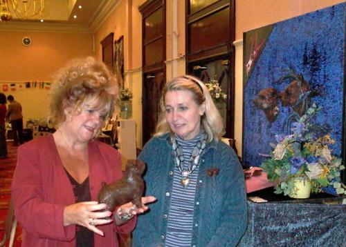 Patsy Ann donated a superb sculpture for Best in Show. Elisabeth Matell is full of admiration for her work.